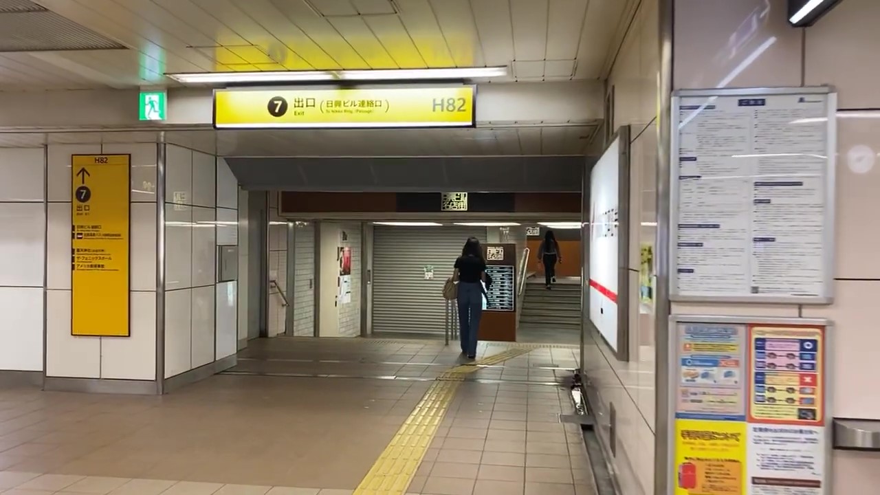 大阪メトロ谷町線「東梅田駅」南改札口を出てすぐ右の7番出口へ進みます。